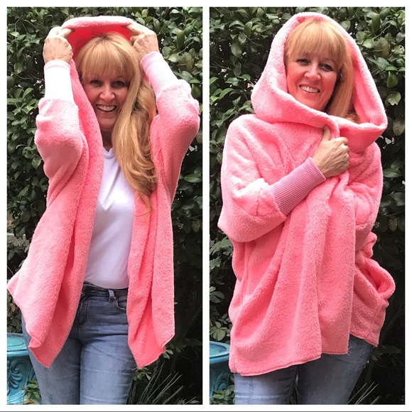 LAST 🔘 Wrap Me in Luxury!  Fuzzy Barbie Pink Wrap - Picture 3 of 8